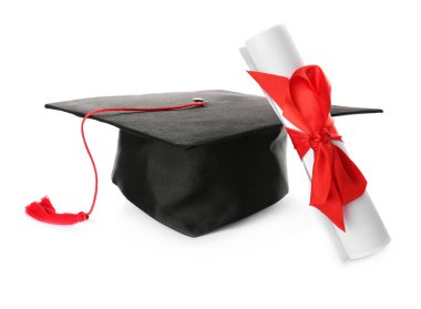 Mezuniyet şapkası ve beyaz arka plan diploması.