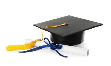 Mezuniyet şapkası ve beyaz arka plan diploması.
