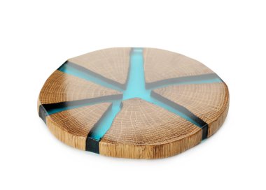 Beyaz bardakta izole edilmiş şık bir bardak altlığı.