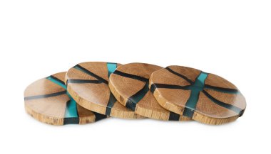 Beyaz zemin üzerinde ahşap bardak altlıkları