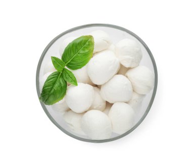 Beyaz arka planda mozzarella peynirli toplar ve fesleğen, üst manzara.