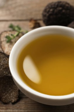 Tabakta taze trüf yağı var, yakın plan.