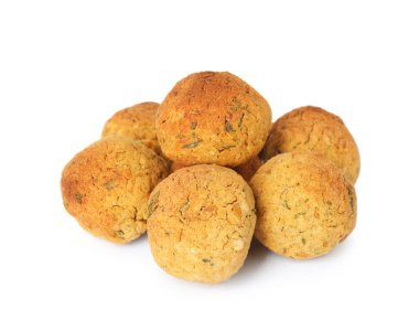 Beyaz arka planda nefis kızarmış falafel topları.