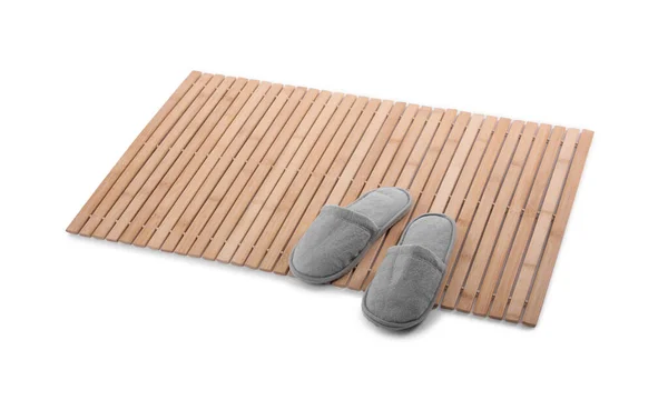Bambusteppich Mit Weichen Hausschuhen Isoliert Auf Weiß Badezubehör — Stockfoto