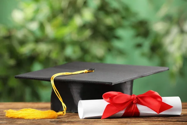 Sombrero Graduación Diploma Sobre Mesa Madera Sobre Fondo Borroso Espacio —  Fotos de Stock