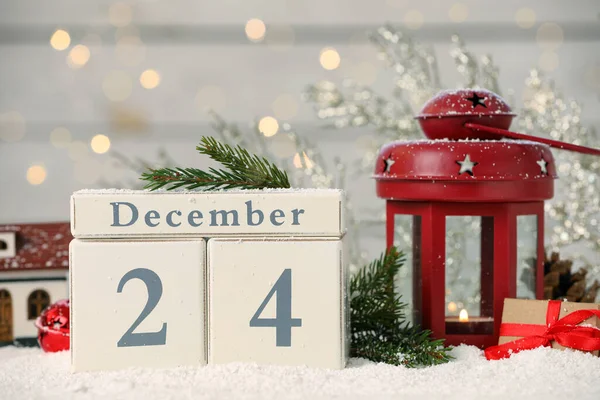 December Kerstavond Houten Blokkalender Feestelijk Decor Sneeuw Tegen Wazig Licht — Stockfoto