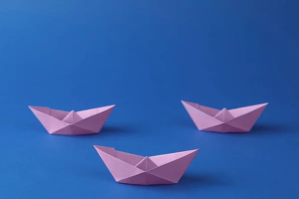 Χειροποίητες Βιολετί Χάρτινες Βάρκες Μπλε Φόντο Τέχνη Origami — Φωτογραφία Αρχείου