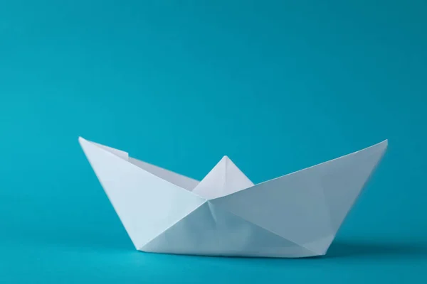 Χειροποίητο Λευκό Χάρτινο Σκάφος Γαλάζιο Φόντο Τέχνη Origami — Φωτογραφία Αρχείου