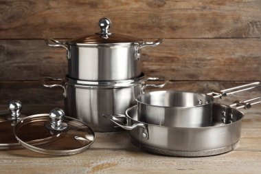 Ahşap masaya yeni yemek takımı. Ev yapımı mutfak eşyaları.