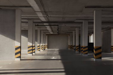 Güneşli bir günde boş açık araba otoparkı