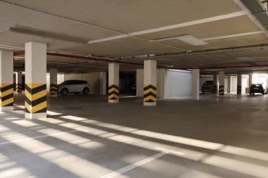 Güneşli bir günde arabalarla açık otopark