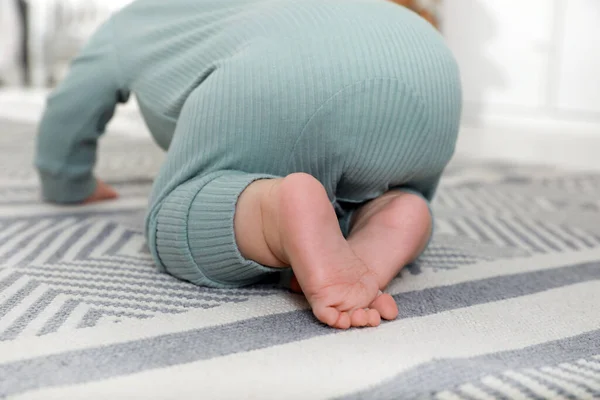 Cute Baby Crawling Floor Home Closeup — Stock Photo, Image