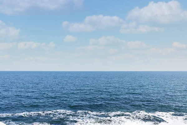 海と澄んだ青空の絵のように美しい景色 — ストック写真