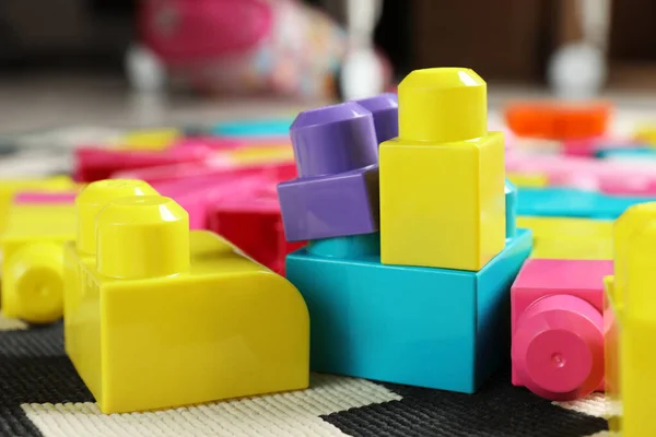 Kolorowe Plastikowe Klocki Dywanie Pomieszczeniach Zbliżenie — Zdjęcie stockowe