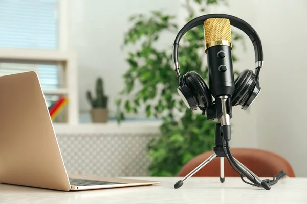 Мікрофон Сучасні Навушники Ноутбук Столі Приміщенні — стокове фото
