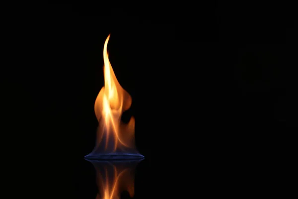배경에 불타는 보드카의 아름다운 — 스톡 사진