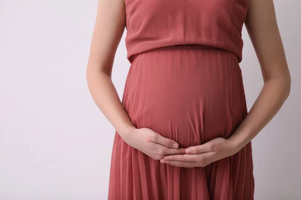Aydınlık Arka Planda Genç Hamile Bir Kadın Yakın Plan Metin — Stok fotoğraf