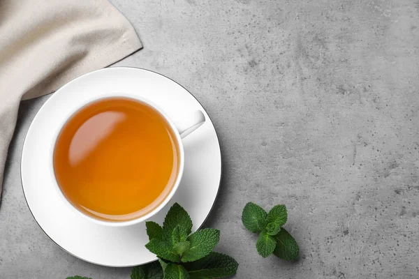 Cup Hot Aromatic Mint Tea Light Grey Table Flat Lay — 图库照片