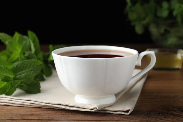 Bir Fincan Sıcak Aromatik Çay Ahşap Masada Nane — Stok fotoğraf