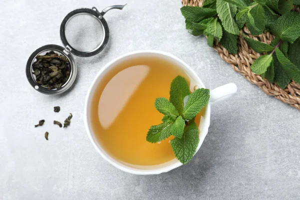 Cup Aromatic Green Tea Mint Dry Leaves Grey Table Flat — Stock Photo, Image