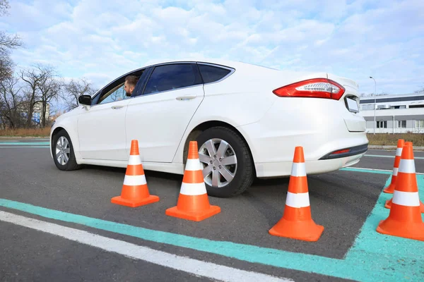 Jovem Carro Pista Testes Com Cones Trânsito Escola Condução — Fotografia de Stock
