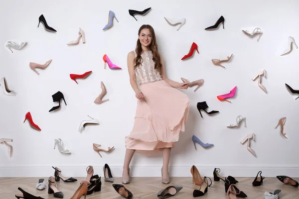 Mulher Nova Moda Cercada Por Muitos Sapatos Salto Alto Diferentes — Fotografia de Stock