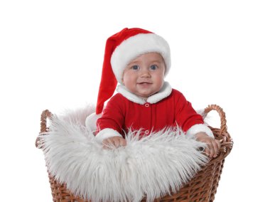 Hasır sepette beyaz arka planda şirin bir bebek. Noel kutlaması