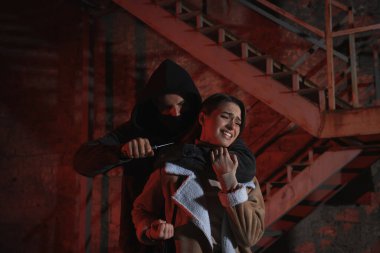 Geceleri dışarıda bıçakla saldırgandan kendini koruyan bir kadın.