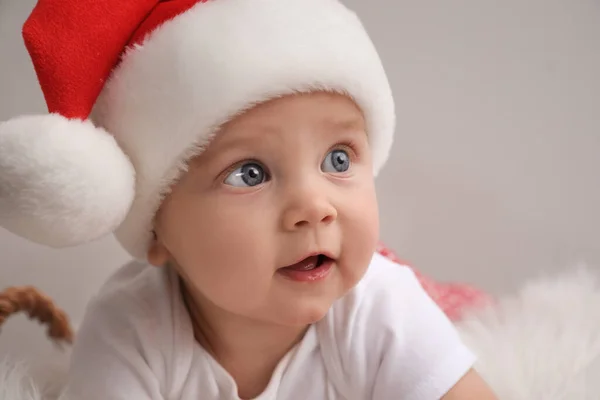 Lindo Bebé Sombrero Santa Sobre Fondo Gris Claro Primer Plano —  Fotos de Stock