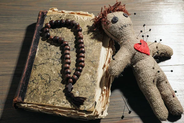 Κούκλα Βουντού Καρφίτσες Παλιό Βιβλίο Και Χάντρες Ξύλινο Τραπέζι — Φωτογραφία Αρχείου