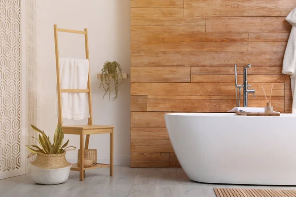 Banheira Branca Belas Plantas Banheiro Design Interiores — Fotografia de Stock
