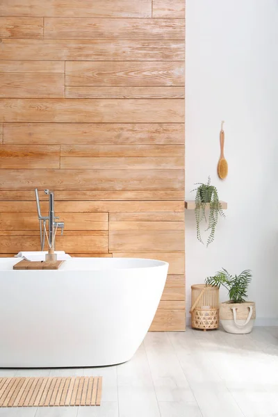 Bañera Blanca Hermosas Plantas Baño Diseño Interiores — Foto de Stock