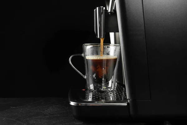 Gri Masada Siyah Arka Planda Modern Espresso Makinesiyle Kahve Yapmak — Stok fotoğraf