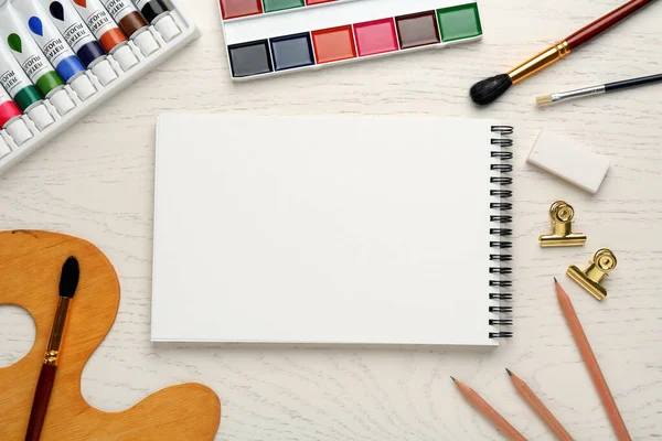 Composición Plana Con Cuaderno Bocetos Blanco Sobre Mesa Madera Blanca — Foto de Stock