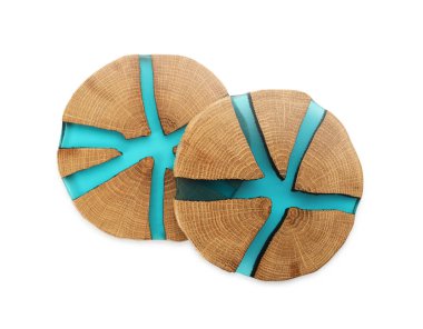 Beyaz arka planda ahşap bardak altlıkları, üst manzara.