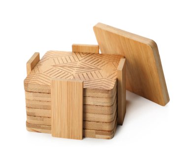 Süslü ahşap bardak altlıkları ve beyaz arka planda tutucu