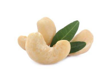 Lezzetli organik fındık ve yeşil yapraklar beyaz üzerine izole.