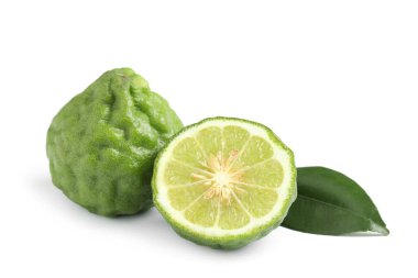 Taze olgun bergamot meyveleri ve beyaz arka planda yeşil yaprak.