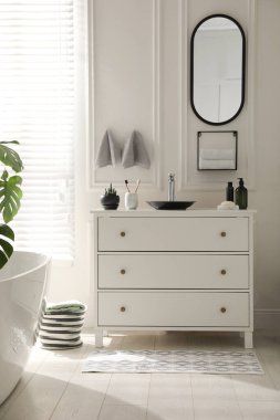 Banyo çekmecesinin yanında desenli şık bir hasırdır.