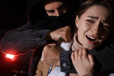Geceleri dışarıda bıçaklı bir suçlu genç bir kadına saldırıyor. Nefsi müdafaa