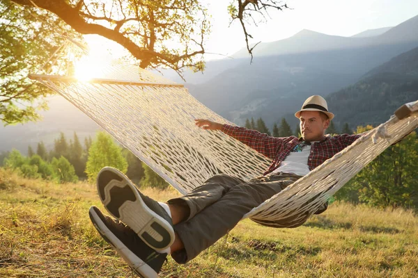 Man Rustend Hangmat Buiten Bij Zonsondergang — Stockfoto