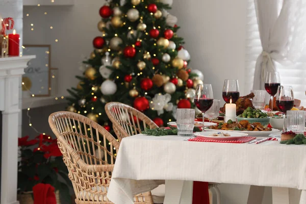 Uroczysta Kolacja Pysznym Jedzeniem Winem Stole Pomieszczeniach Święta Bożego Narodzenia — Zdjęcie stockowe