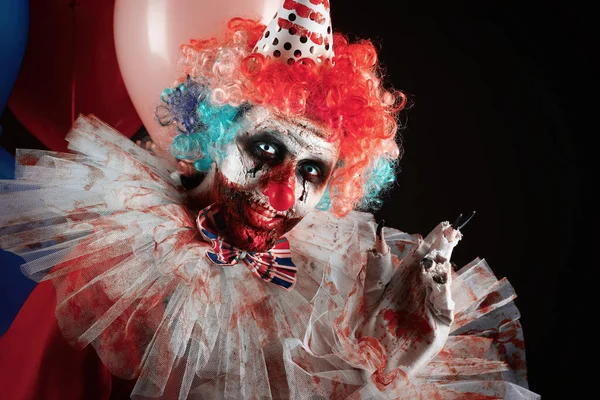 Furchterregender Clown Mit Luftballons Auf Schwarzem Hintergrund Halloween Party Kostüm — Stockfoto