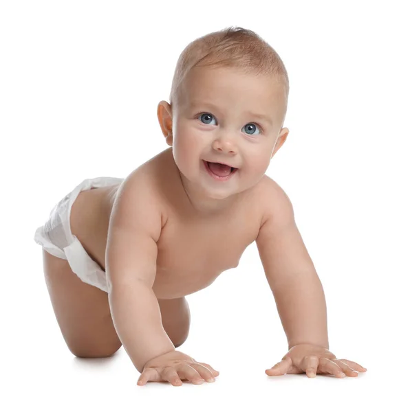 在白色背景上爬着尿布的可爱的小宝宝 — 图库照片