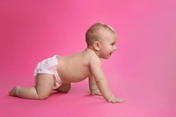 Bebê Bonito Fralda Macia Seca Rastejando Fundo Rosa — Fotografia de Stock