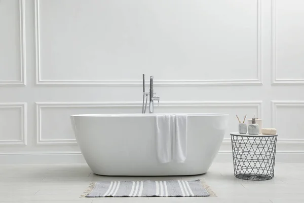 Baignoire Table Céramique Moderne Avec Articles Toilette Près Mur Blanc — Photo