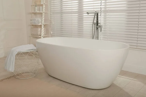 Intérieur Salle Bain Minimaliste Avec Baignoire Blanche Moderne — Photo