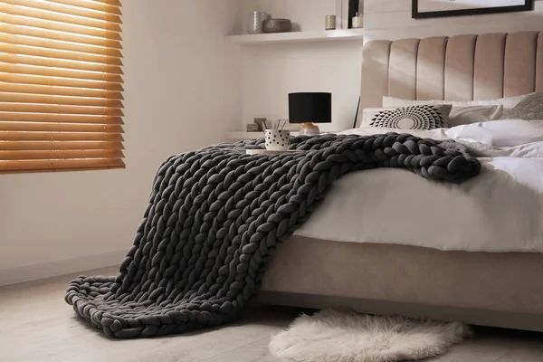 Soft Chunky Knit Blanket Bed Stylish Room Interior — 图库照片