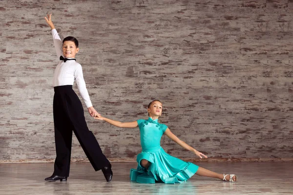 Pięknie Ubrana Para Dzieci Tańczących Razem Studio Przestrzeń Tekst — Zdjęcie stockowe