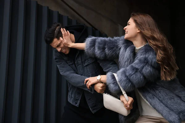 Vrouw Die Vecht Met Een Dief Terwijl Hij Haar Tas — Stockfoto